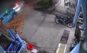 Tài Xế XanhSM Tông Xe Máy Còn Đánh Người
