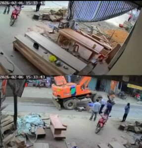 Thanh Hóa-Xe Máy Xúc Cán Lên Người Cháu Bé