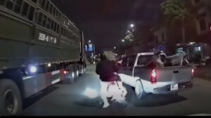 Xe Tải Cố Ý Chèn Ngã Xe Máy