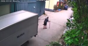 Xe Tải Lùi Bất Cẩn