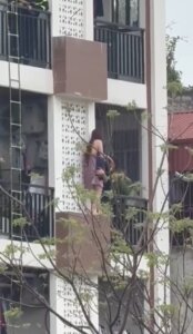 Tiểu Tam Trốn Ở Ban Công