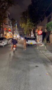 Thanh Niên Ngáo Đá Cởi Chuồng Ngoài Đường