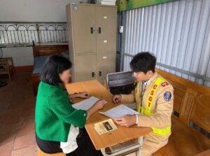 Xe Con Tông Người Phụ Nữ Đang Đứng